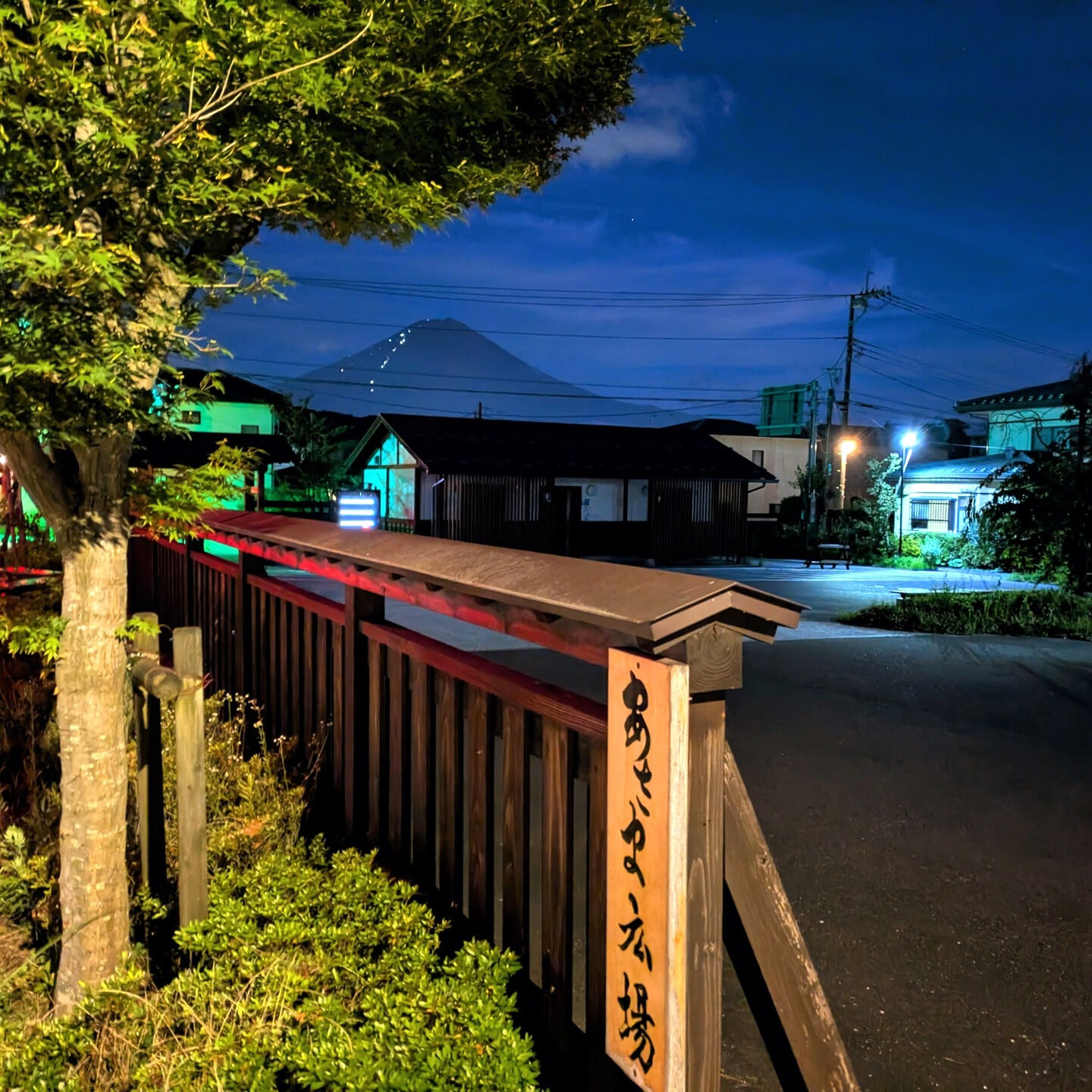 夜の富士に浮かぶ「光の道」