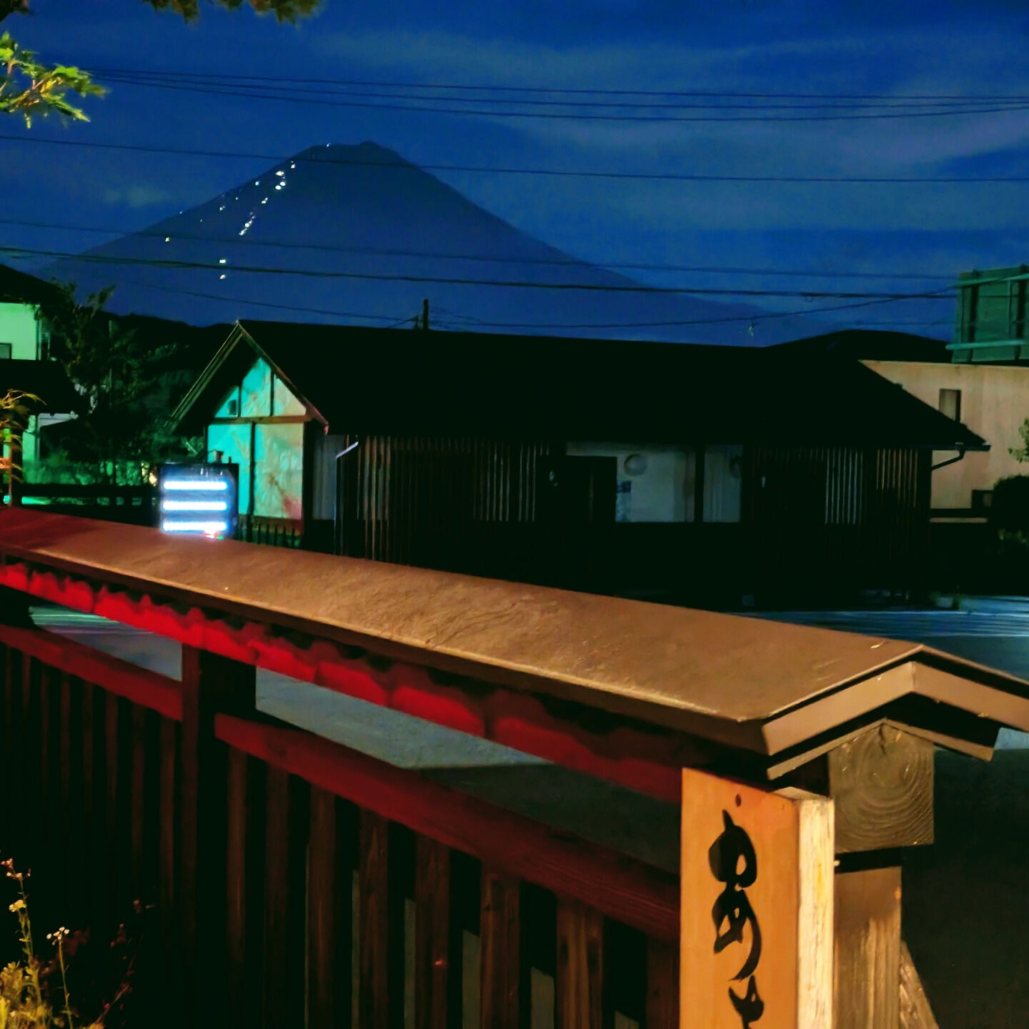 夜の富士に浮かぶ「光の道」