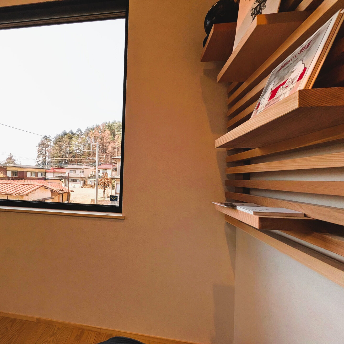 或る棚のあるゲストハウス、木の温もりあふれる一軒家「Sais