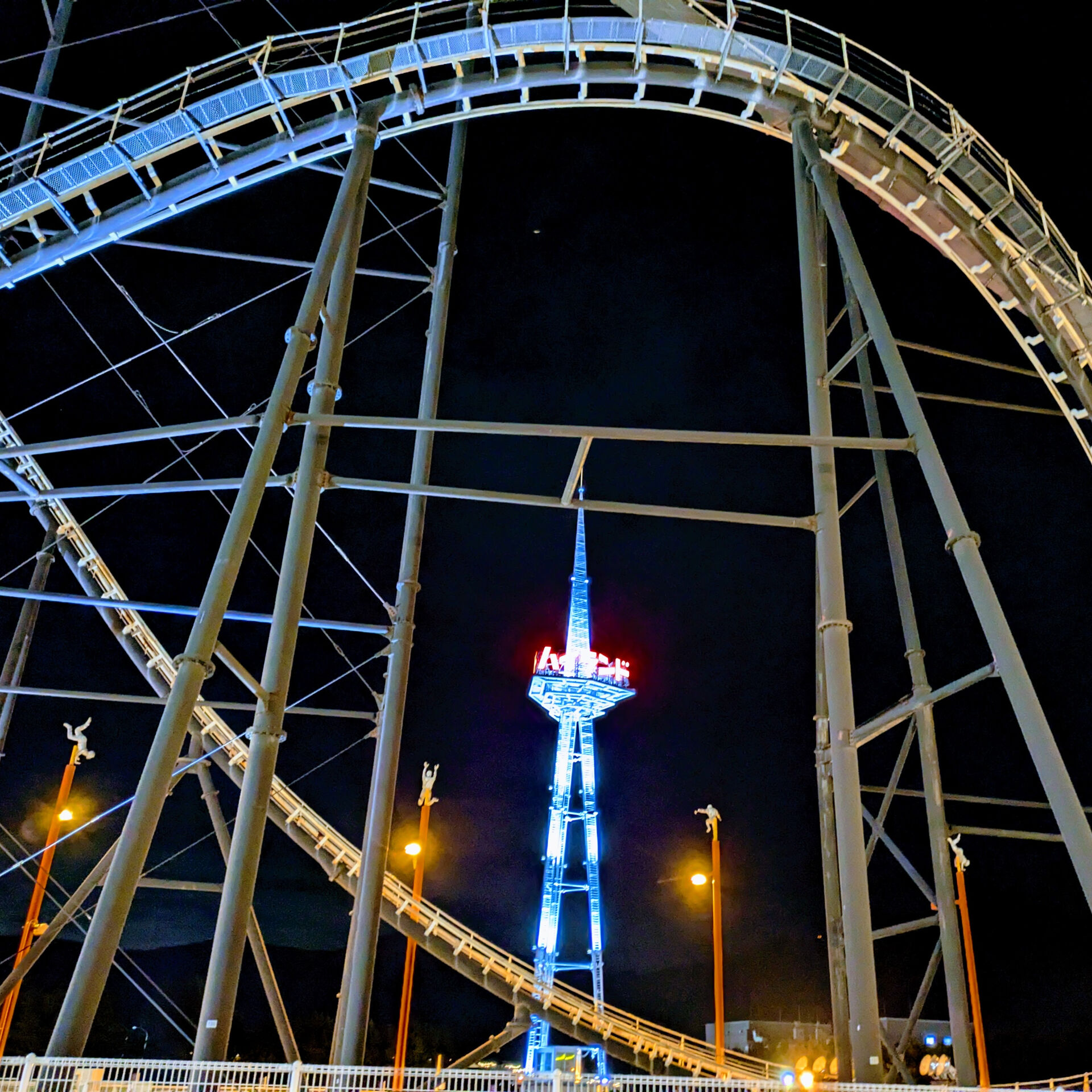 河口湖にある「富士急ハイランド」で夜の遊園地 🎡🌙