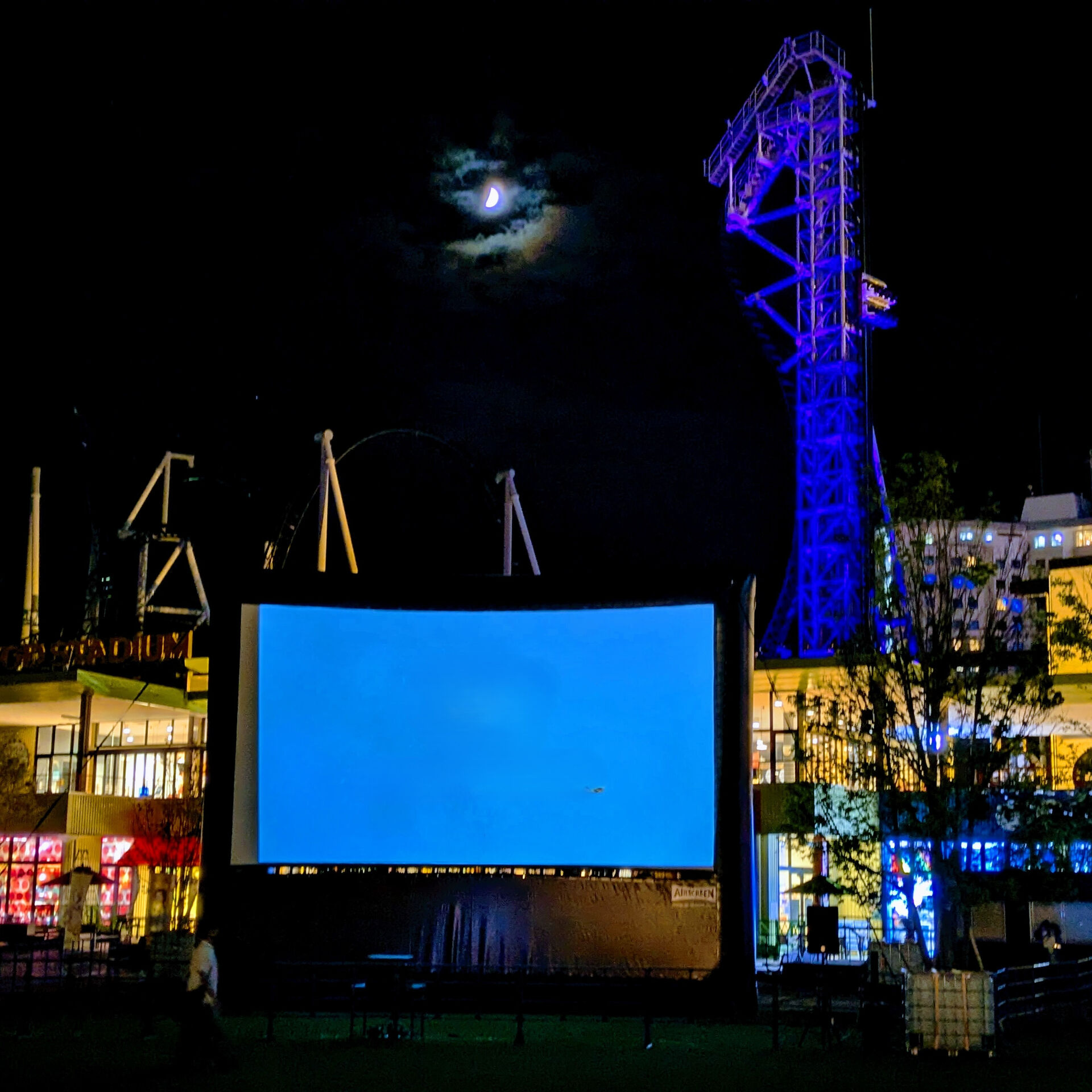 河口湖にある「富士急ハイランド」で夜の遊園地 🎡🌙